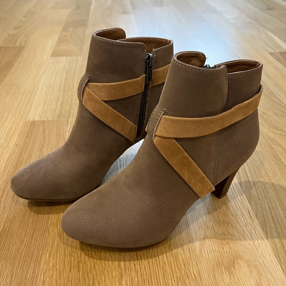 EUC taupe suede 7.5 booties